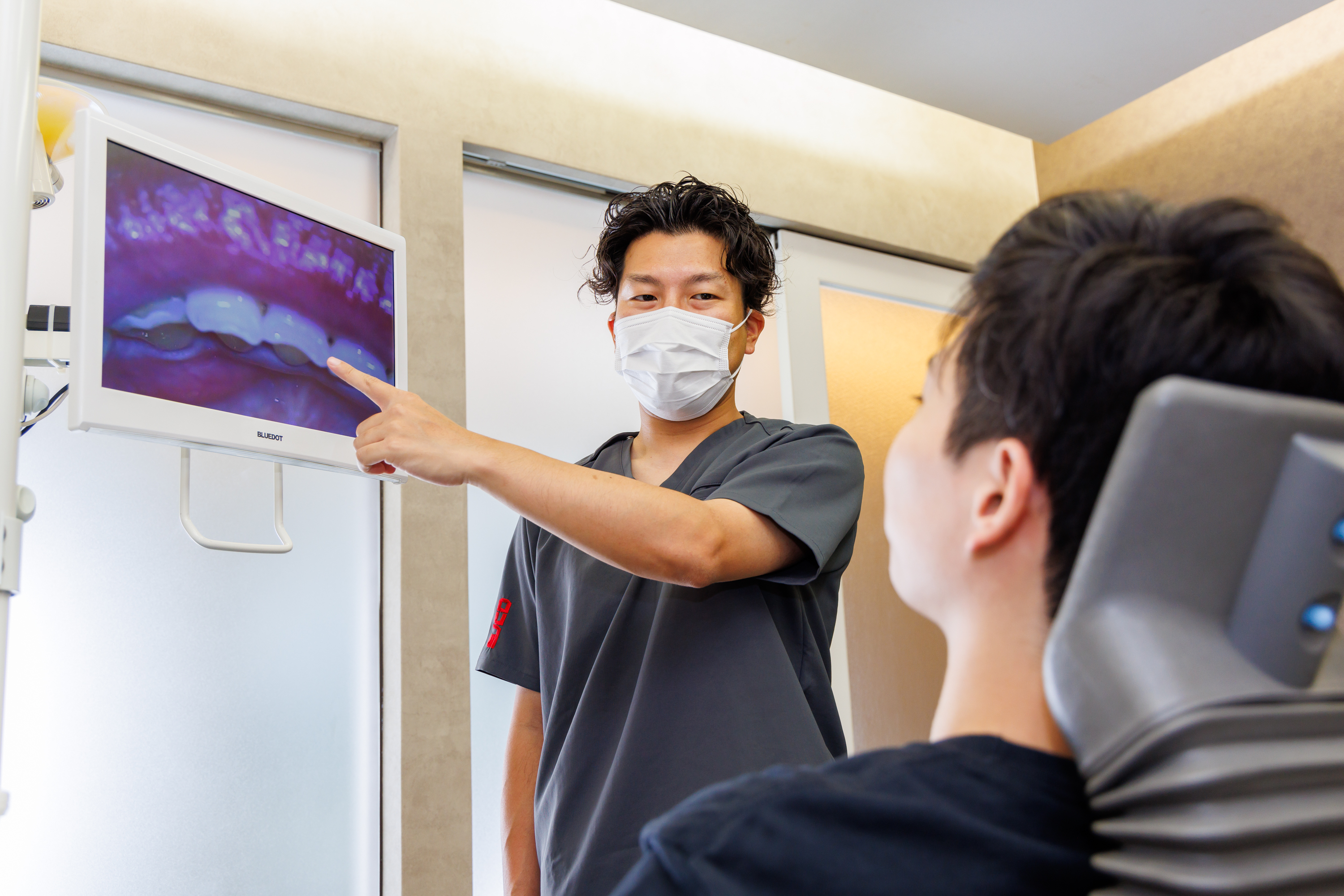 口腔内カメラの映像を見せながら現在の状態を説明する様子